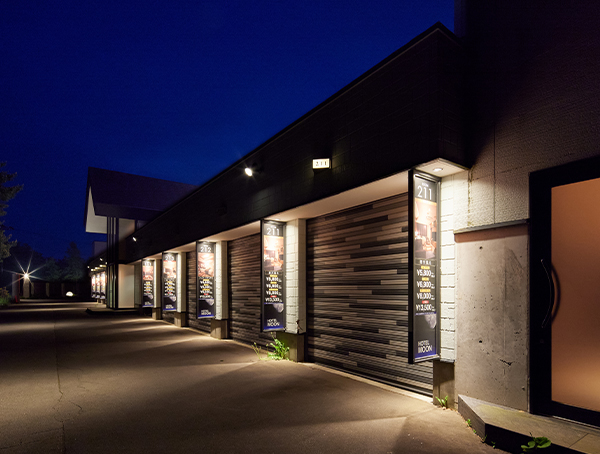 シャッター付きの個別駐車場